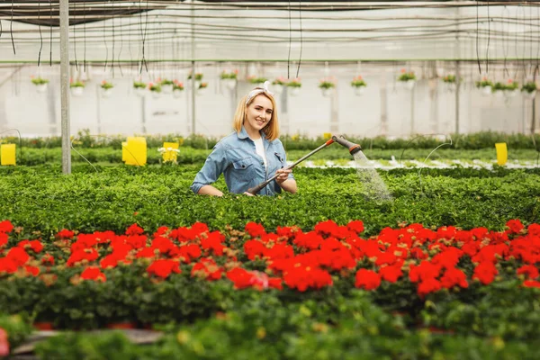 Senyum Wanita Muda Yang Cantik Berdiri Orangery Dan Berair Tanaman — Stok Foto