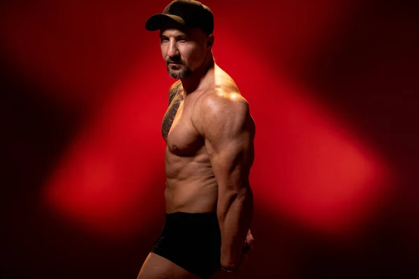 Pria Berotot Dan Kuat Dalam Pose Binaraga Khas Bodybuilder Dengan — Stok Foto