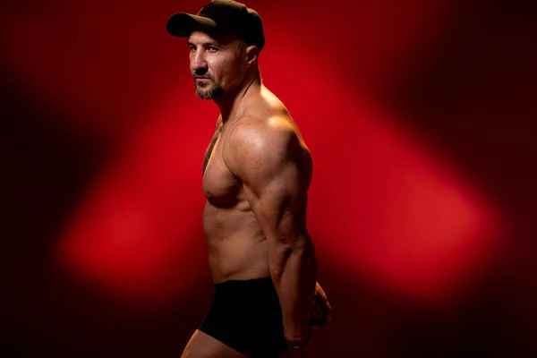 Pria Berotot Dan Kuat Dalam Pose Binaraga Khas Bodybuilder Dengan — Stok Foto