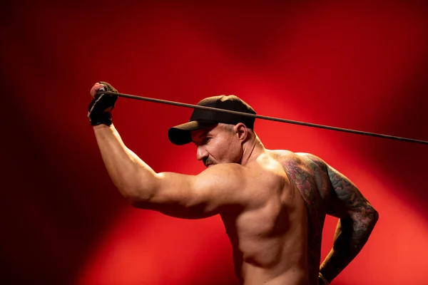 Pria Berotot Tampan Dengan Tato Menarik Karet Gelang Gym Kereta — Stok Foto