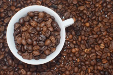 Arka plan beyaz fincan kahve kahve fasulye dolu fasulye. Bardakta odaklan. Üstten Görünüm 