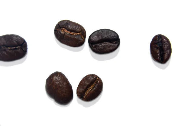 Rostade Kaffebönor Isolerade Vit Bakgrund Cutout — Stockfoto