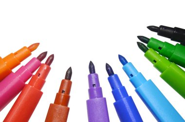 Eğitim öğrenme kavramı: Renkli marker kalem ücretsiz kopya alanı için beyaz arka plan üzerinde ayarlayın. Yakın çekim