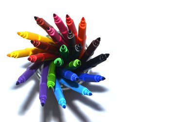 Sepette Beyaz arka plan üzerinde renkli keçeli kalem. Seçici odak. Yukarıdan görüntülemek