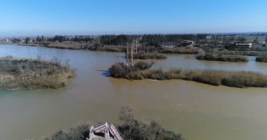 Nehrin havadan görüntüsü ve Suriye 'deki Deir ez-Zor yok edildi 