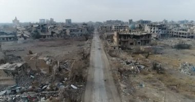 Doğu Suriye 'nin en büyük şehri olan yıkılmış Deir ez-Zor' un hava görüntüsü 