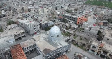 Bir dron Homs şehir Suriye üzerinden uçuş  