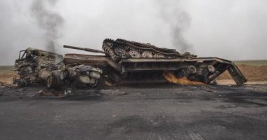 Ortadoğu savaş sahnesi, tank yanıyor, Suriye