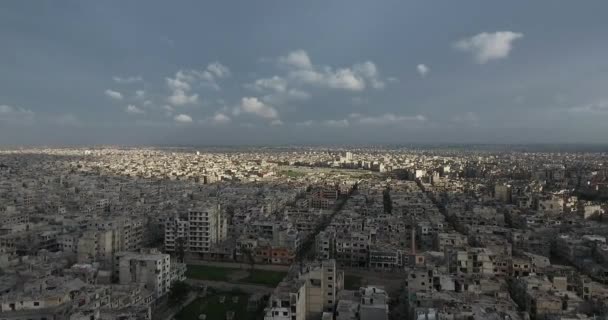 シリアのホムスの街に無人機の飛行 — ストック動画