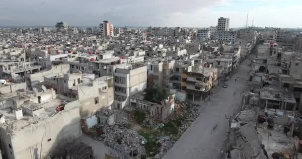 一架飞越叙利亚霍姆斯市的无人机飞行 — 图库视频影像