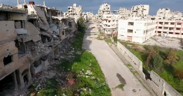 Sebuah Pesawat Tak Berawak Terbang Atas Kota Homs Suriah — Stok Video