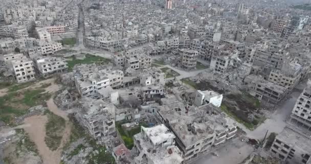 Sebuah Pesawat Tak Berawak Terbang Atas Kota Homs Suriah — Stok Video