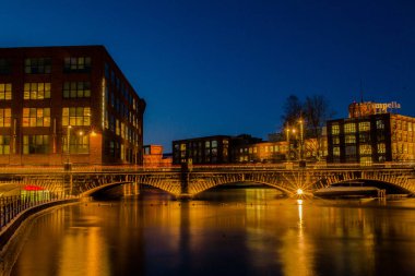 Tampere, nehre bakan bir gece manzarası