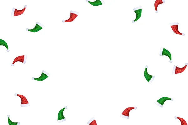 Płaski układ czapek świątecznych w kolorze zielonym i czerwonym na białym tle. — Zdjęcie stockowe