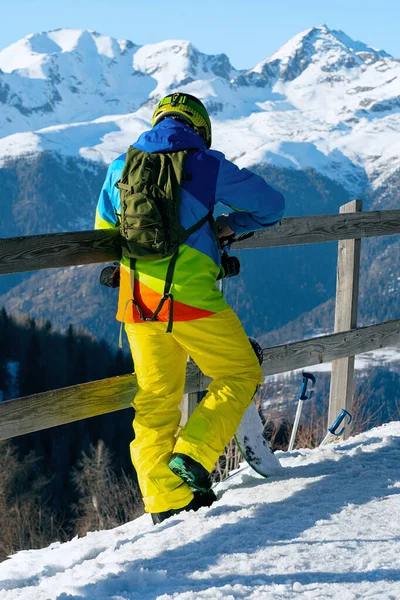 Snowboardåkare Gula Byxor Och Färgglad Jacka Står Observationsdäcket Och Reparerar — Stockfoto