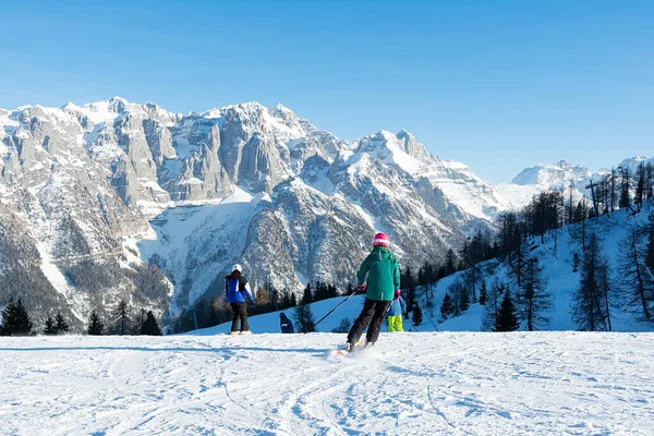 Bambini Sciare Una Velocità Giù Pista Sullo Sfondo Delle Montagne — Foto Stock