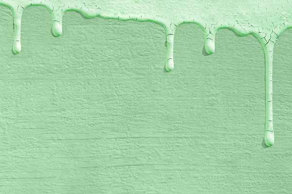 单色背景的趋势是2020年新薄荷的色泽与混凝土墙体的质感交织在一起，使涂料的滴落结冰。 时尚概念、潮流、色彩调色板. — 图库照片