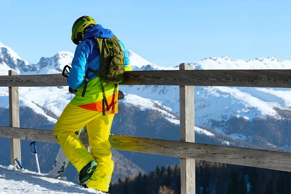 Snowboardåkare Gula Byxor Och Färgglad Jacka Står Observationsdäcket Och Reparerar — Stockfoto