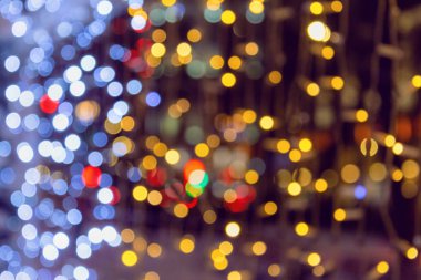 Parlak bir arka plan ve güzel bir bokeh. Yanıp sönen ışıklarla odaklanmış arka plan. Tatil kavramı.