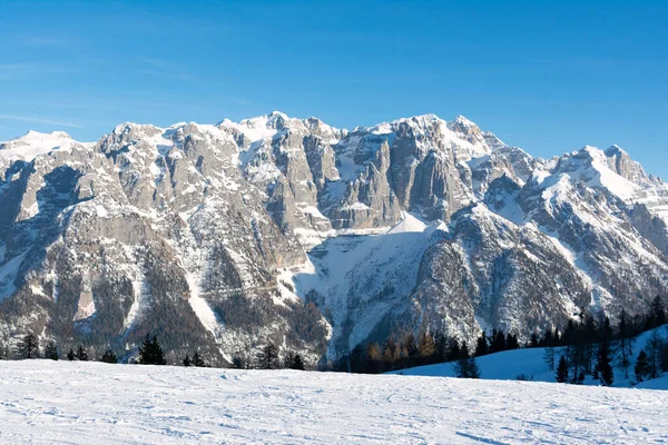 Vista sulle cime rocciose innevate delle Dolomiti. Concetto di paesaggio . — Foto Stock