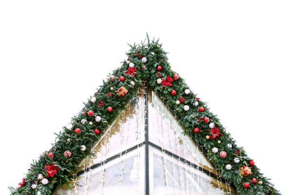 Střecha Budovy Zdobena Smrkovými Větvemi Vánočními Míčky Květinami Věnci Vánoční — Stock fotografie