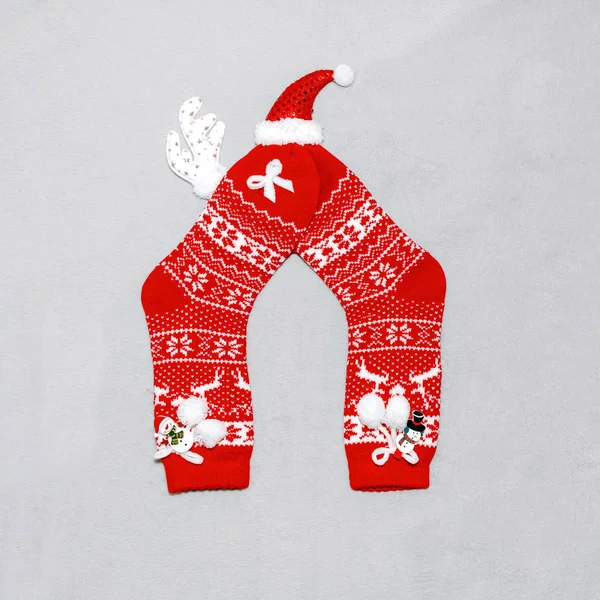 Composition Chaussettes Noël Laine Rouge Cornes Cerf Chapeau Bonhommes Neige — Photo