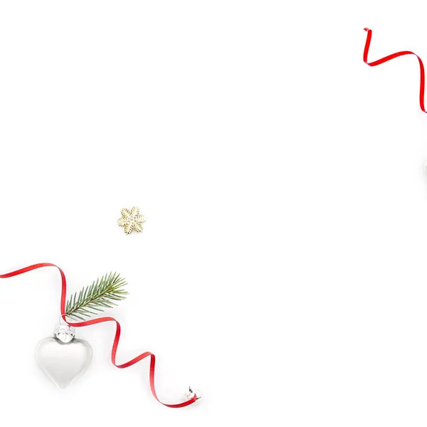 Płaska Kompozycja Bożonarodzeniowa Białym Tle Czerwoną Wstążką Sercową Zabawką Gałązkami — Zdjęcie stockowe