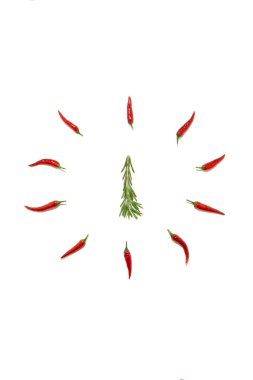 Saat şeklinde soyut bir Noel arkaplanı ve beyaz arka planda biberiye ve kırmızı biberden yapılmış bir köknar ağacı. Gıda konsepti, Noel minimalizmi