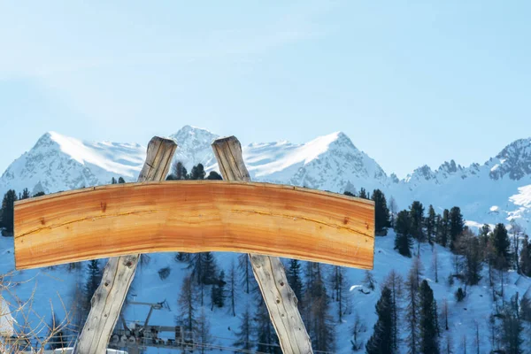 Blanco Reclamebord Voor Buitenreclame Van Boomstammen Een Houten Plank Een — Stockfoto