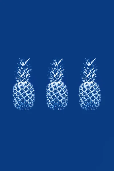 青の背景にモノクロームで3個のパイナップル コンセプト抽象化 シュールレアリズム 2020年の色 食べ物 — ストック写真