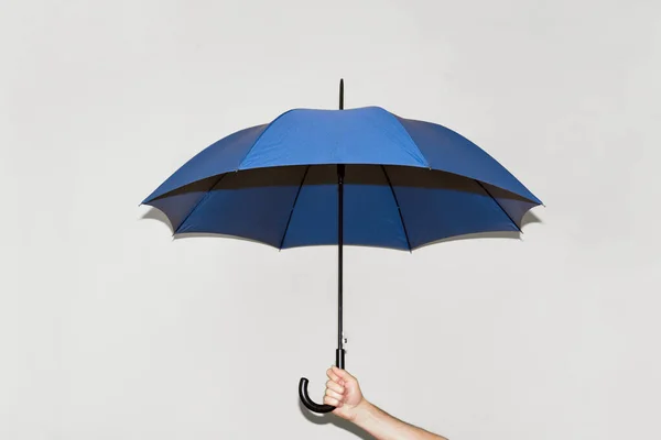 Ein Mann Hält Einen Blauen Regenschirm Der Hand Vor Einer — Stockfoto