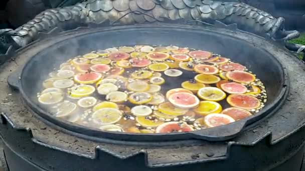 Faire Une Boisson Vin Chaud Gros Plan Sur Les Oranges — Video