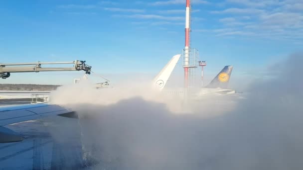 德国美因河畔法兰克福 2019年2月20日 在飞机起飞前 在冬季用试剂除冰 — 图库视频影像