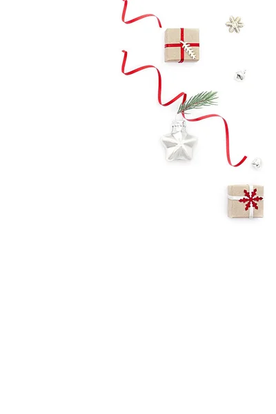 Płaska kompozycja świąteczna na białym tle z wakacyjnymi pudełkami, gwiazdką i gałązkami jodły. Pojęcie Boże Narodzenie, minimalizm, wakacje, sprzedaż. — Zdjęcie stockowe
