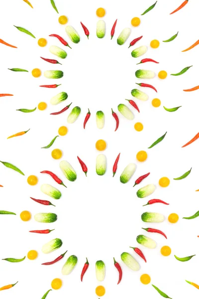 Sur un fond blanc à huit chiffres avec espace pour copier, les concombres, les tomates cerises et les poivrons sont posés à plat sur le dessus. Modèle de nourriture design menu fond design avec des ingrédients culinaires . — Photo