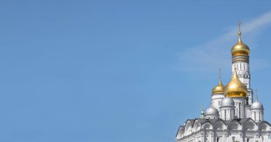 Mavi gökyüzüne karşı bir Ortodoks kilisesinin kubbe ve çan kulesinin görüntüsü. Mimari, Paskalya, din kavramları