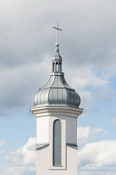 Uitzicht Koepel Klokkentoren Van Een Moderne Katholieke Kerk Tegen Een — Stockfoto