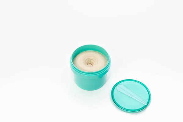 Bovenaanzicht Van Een Heldere Turquoise Pot Met Cosmetische Crème Waarnaast — Stockfoto