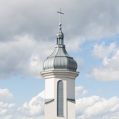 Bulutlu mavi gökyüzüne karşı modern Katolik kilisesinin kubbe ve çan kulesinin manzarası. Mimari, Paskalya, din kavramları