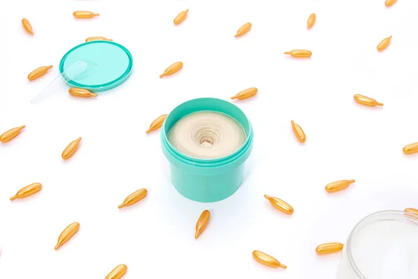 Bovenaanzicht Een Heldere Turquoise Pot Crème Gouden Capsules Met Collageen — Stockfoto