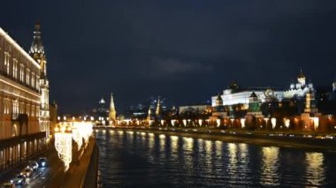 Köprüden Moskova seti manzarasına bakın. Akşamları Kızıl Meydan 'da ışık ve sokak lambalarıyla dekore edilmiş. Kavram şehri, Noel, mimari, manzara.