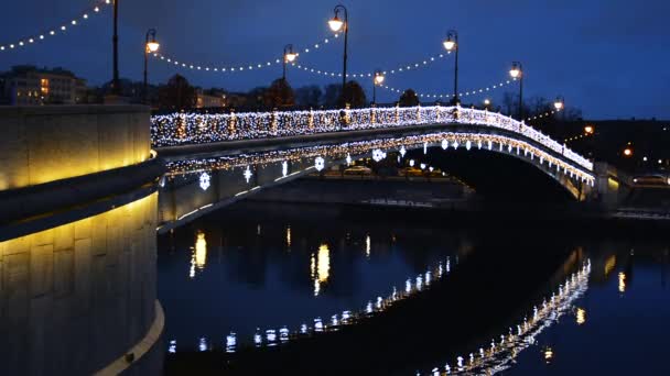 Pohled Most Přes Řeku Městě Zdobený Světelným Osvětlením Pouličními Lampami — Stock video