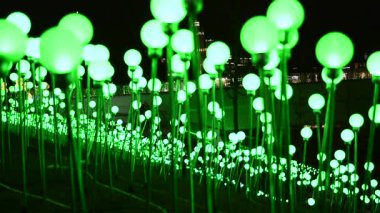 Şehirdeki çok sayıda yuvarlak fenerin ışık bileşimi yavaş yavaş beyaz, kırmızı, pembe, turuncu, mor, mavi renge dönüşüyor. Tatil kavramı, Noel, aydınlanma, şehir.