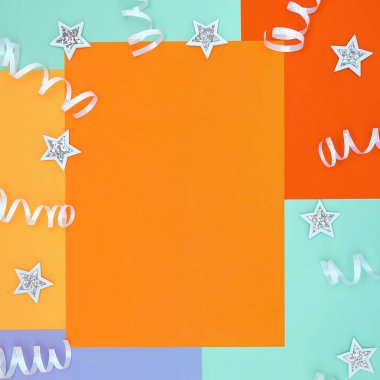 Parlak arkaplan, konfeti ve parlak beyaz yıldızların bileşimiyle modayı takip eden renklerde simetrik olmayan bir geometrik desen. Kavram arka planı, tatil