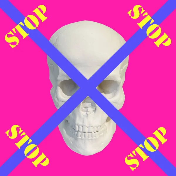 Collage moderner Kunst. Weiße Skulptur eines Totenkopfes auf rosa Hintergrund mit Textstopp und gekreuzten Linien. Coronavirus stoppt Konzept. Coronavirus-Ausbruch. Weltweite Pandemie. — Stockfoto