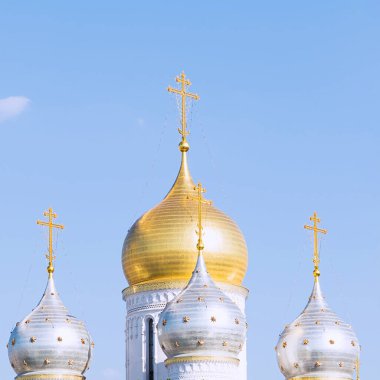 Gökyüzünde altın haçlarla kaplı bir Ortodoks kilisesinin altın ve gümüş kubbelerinin manzarası. Mimari, din, Paskalya kavramları