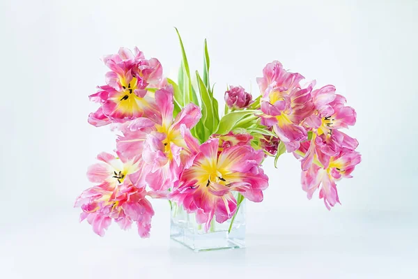 Uitzicht Een Rechthoekige Glazen Vaas Met Een Boeket Roze Tulpen — Stockfoto