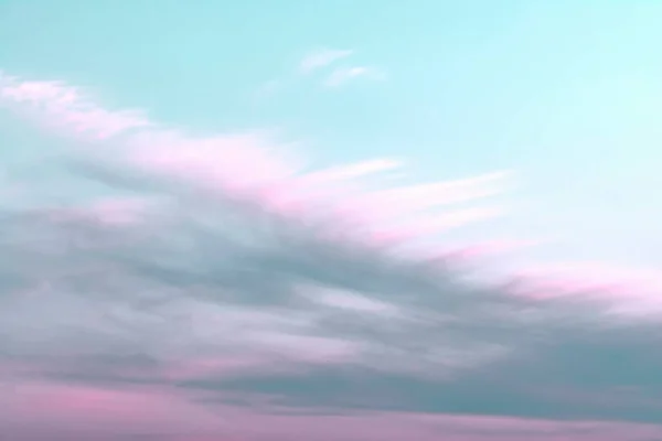 Blue sky with white and pink clouds that form a feather pattern. Concept landscape, abstraction. — Stock Photo, Image