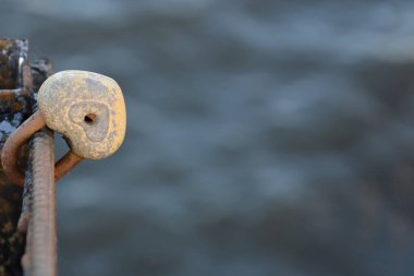 Gri arka planda kalp şeklinde metal bir kilidin görüntüsü. Manzara, arkaplan, aşk kavramı