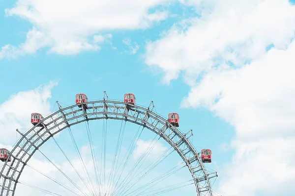 Gray Ferris Wheel Red Booths Blue Sky — Stock Photo, Image